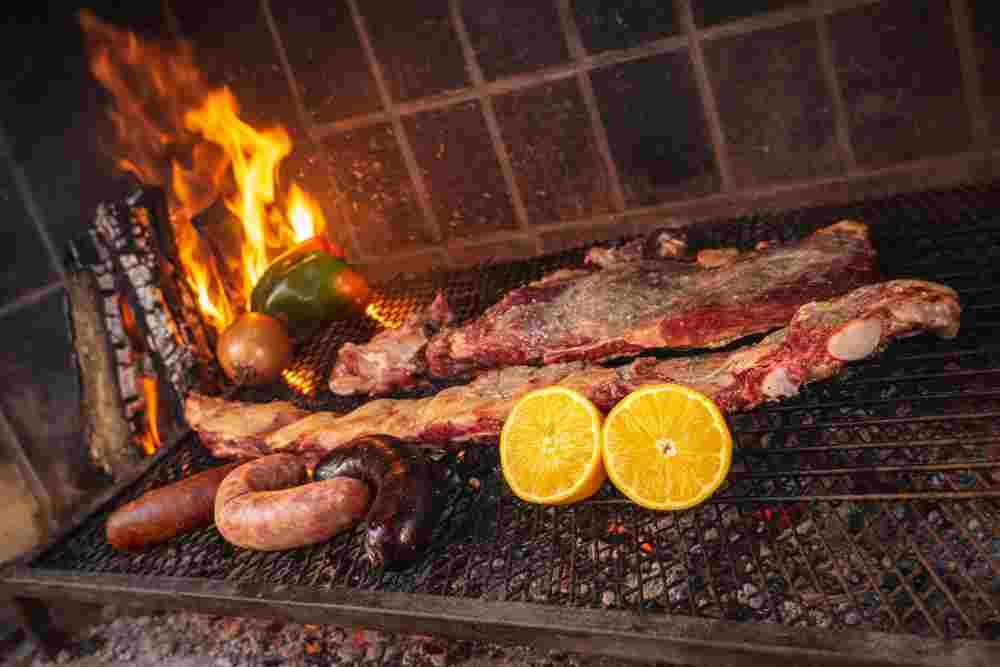 El fuego ajeno: asado, vino y la patria aprendida